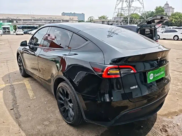Tesla Model Y — Фото автомобиля 4