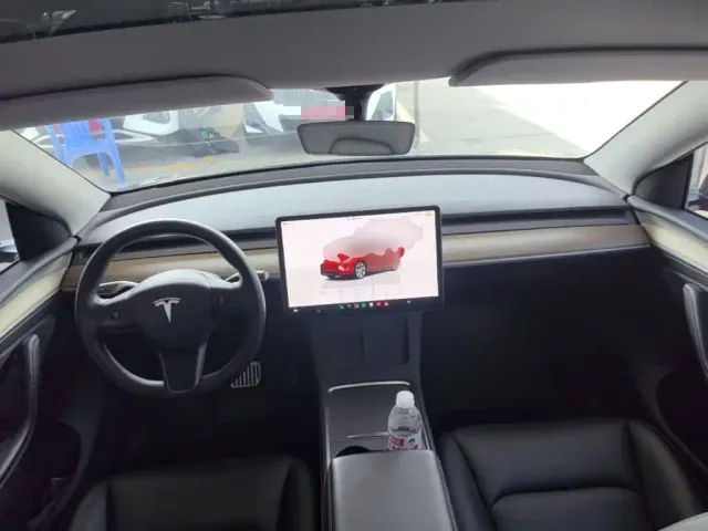Tesla Model Y — Фото автомобиля 9