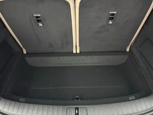 Li Auto i8 — Фото автомобиля 17