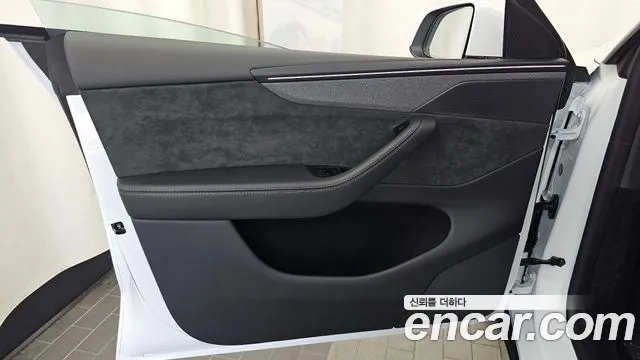 Tesla Model Y — Фото автомобиля 13
