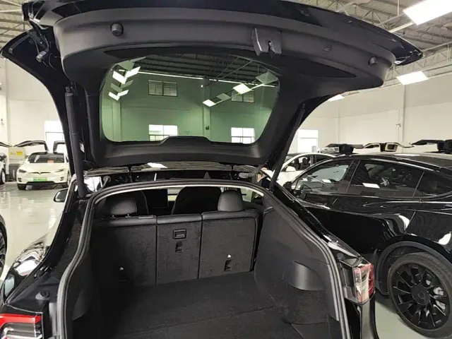 Tesla Model Y — Фото автомобиля 18
