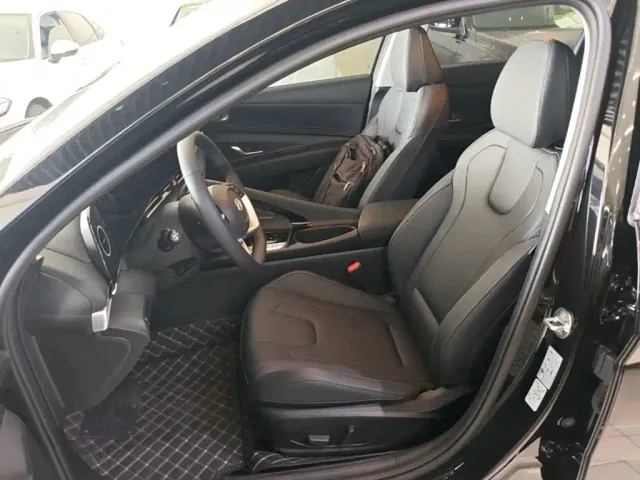 Hyundai Elantra — Фото автомобиля 14