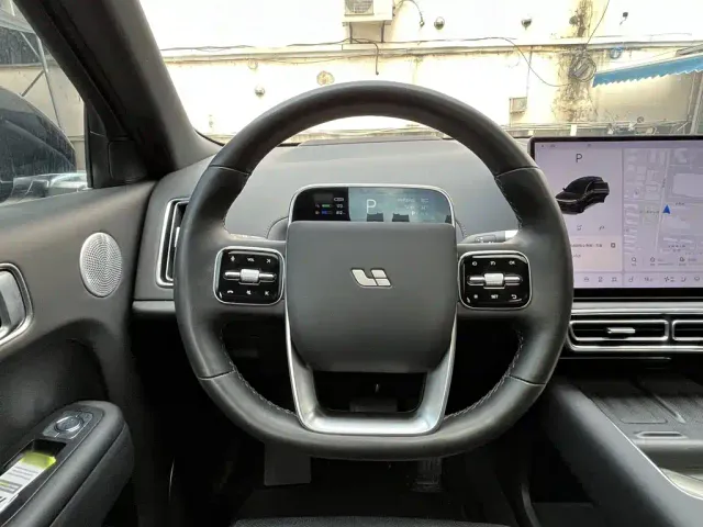Li Auto L8 — Фото автомобиля 14