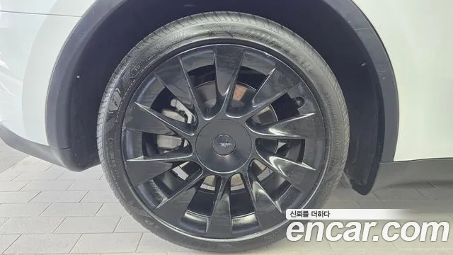 Tesla Model Y — Фото автомобиля 5