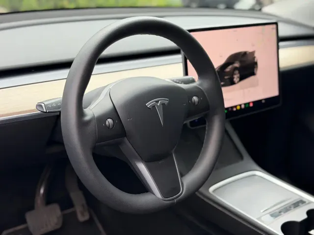 Tesla Model Y 2023 Long Range All-Wheel Drive Edition — Фото автомобиля 4
