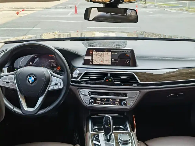 BMW BMW 7 Series 2021 Model 730Li Luxury Package — Фото автомобиля 7