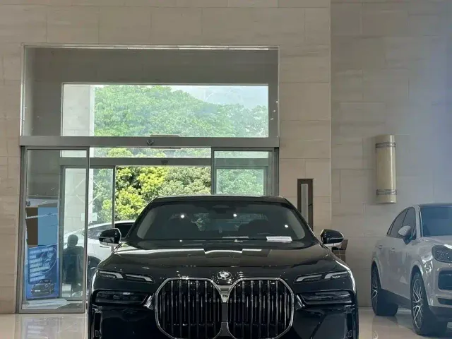 BMW 7 Series — Фото автомобиля 6