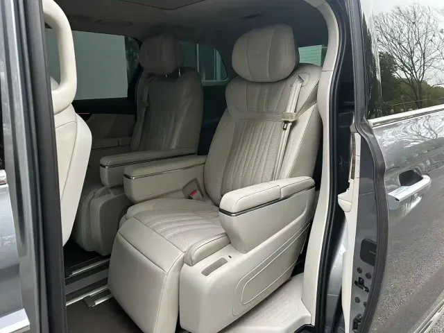 Roewe iMAX8 — Фото автомобиля 4