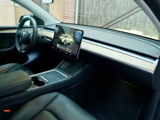 Tesla Model Y — Фото автомобиля 14