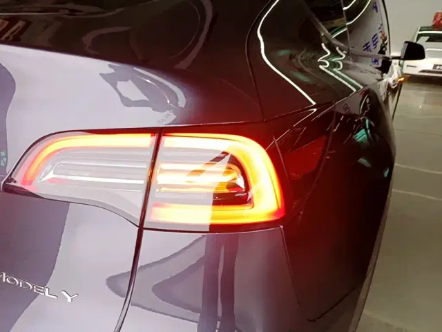 Tesla Model Y — Фото автомобиля 7