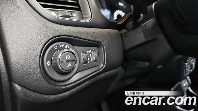 Jeep Renegade — Фото автомобиля 22