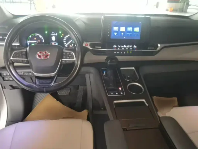 Toyota Sienna — Фото автомобиля 9