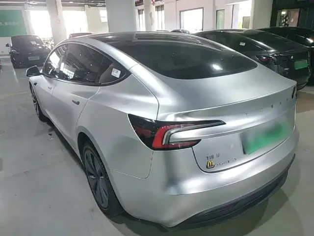 Tesla Model 3 — Фото автомобиля 4