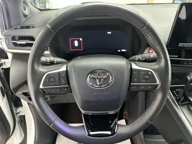 Toyota Sienna — Фото автомобиля 2