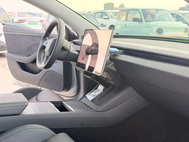 Tesla Model 3 — Фото автомобиля 11