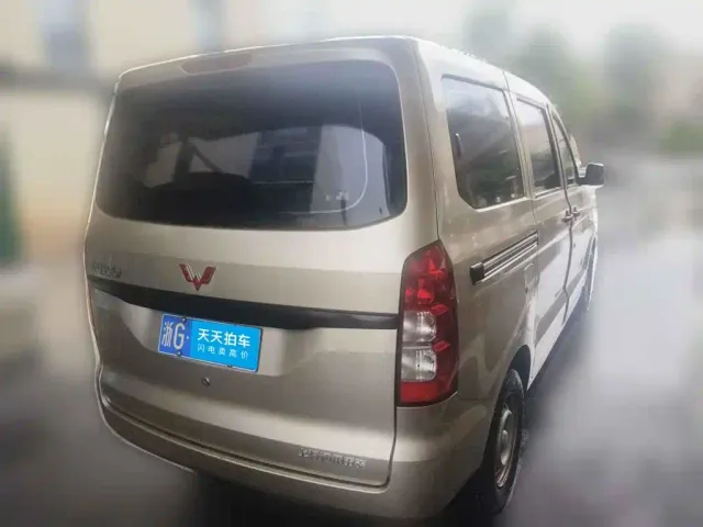 Wuling Hongguang V — Фото автомобиля 5