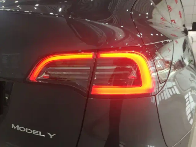 Tesla Model Y — Фото автомобиля 7