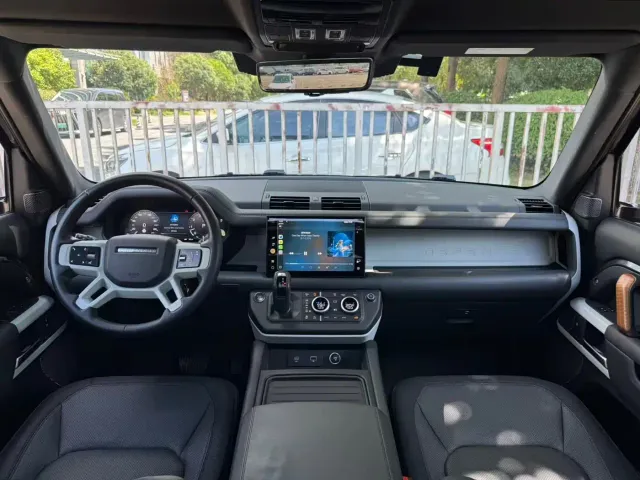 Land Rover Defender — Фото автомобиля 4