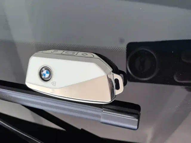 BMW iX1 — Фото автомобиля 8