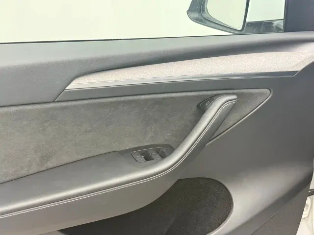 Tesla Model Y — Фото автомобиля 14