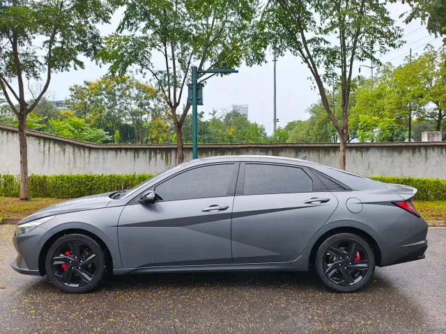 Hyundai Elantra 2022 1.5L CVT LUX Black Knight Limited Edition — Фото автомобиля 4