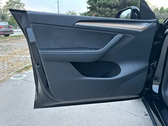 Tesla Model Y 2023 High Performance All-Wheel Drive Edition — Фото автомобиля 12