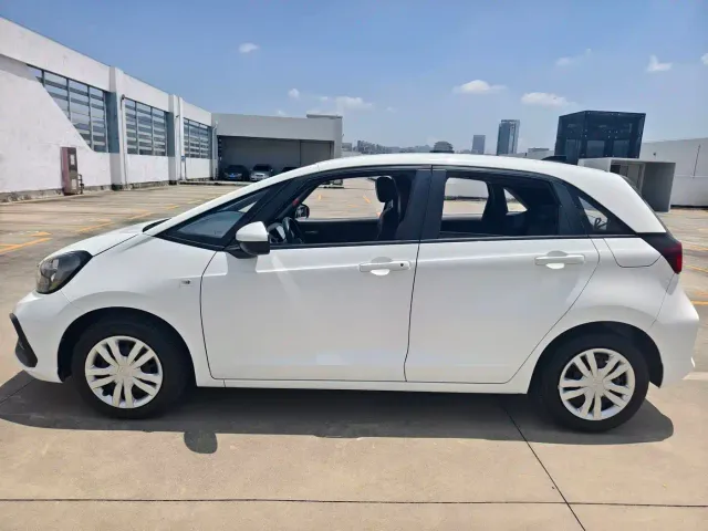 Honda Fit — Фото автомобиля 3
