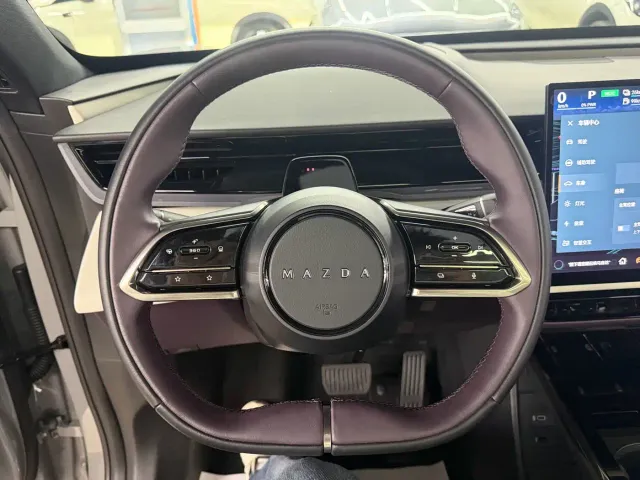 Mazda EZ-60 — Фото автомобиля 10