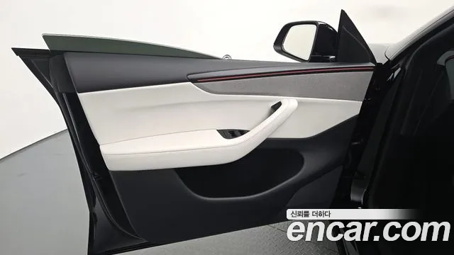 Tesla Model Y — Фото автомобиля 13