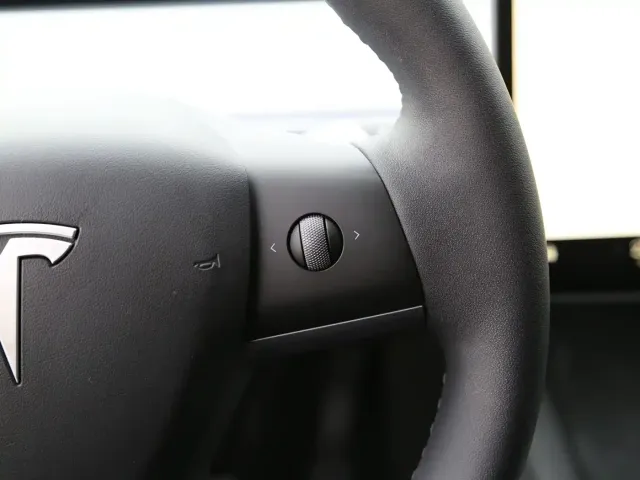 Tesla Model Y — Фото автомобиля 9