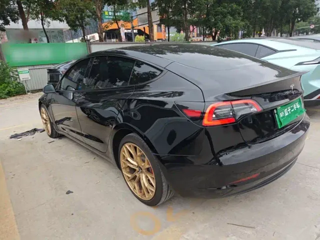 Tesla Model 3 — Фото автомобиля 4