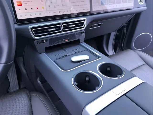 Li Auto L8 — Фото автомобиля 16