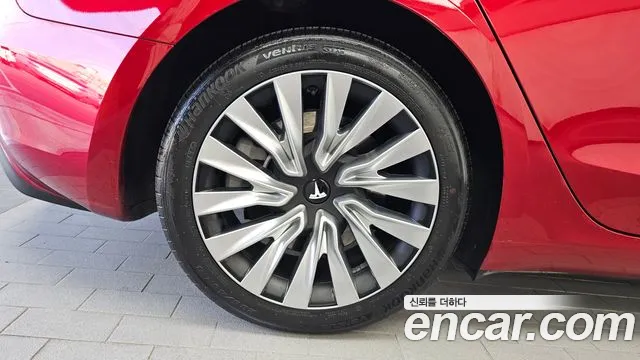 Tesla Model 3 — Фото автомобиля 5