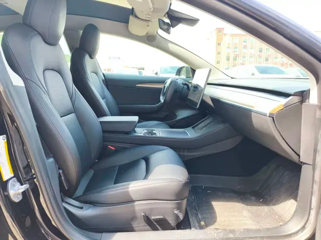 Tesla Model 3 — Фото автомобиля 10