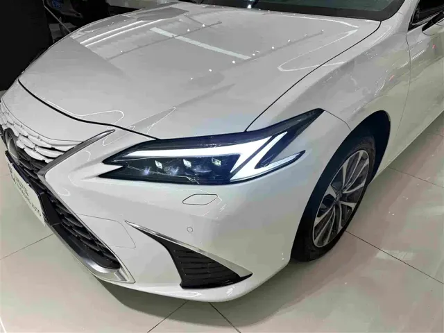 Lexus ES — Фото автомобиля 3