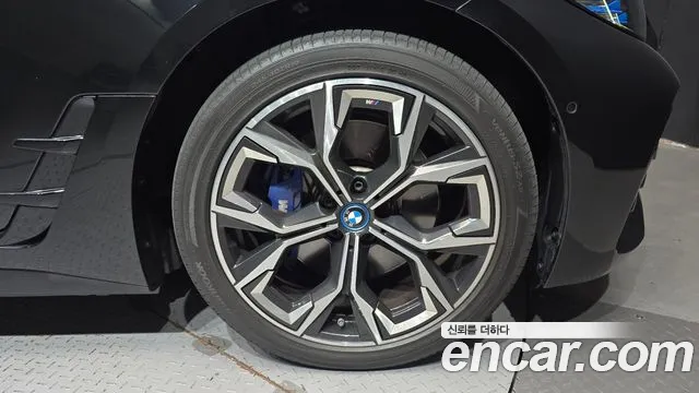 BMW i4 — Фото автомобиля 6