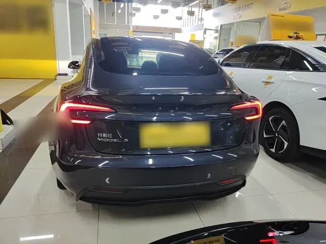 Tesla Model 3 — Фото автомобиля 5