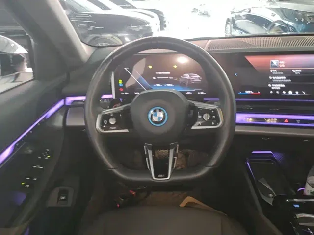 BMW i5 — Фото автомобиля 10