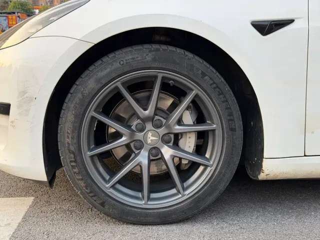 Tesla Model 3 — Фото автомобиля 5