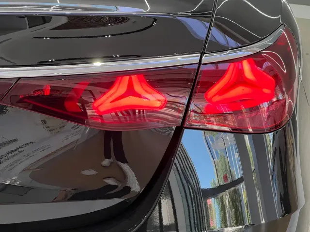Mercedes-Benz E-Class — Фото автомобиля 18