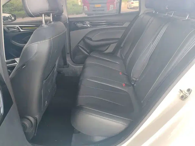 Roewe i5 — Фото автомобиля 16