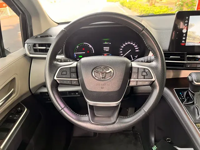 Toyota Sienna — Фото автомобиля 9