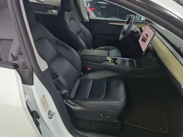 Tesla Model Y — Фото автомобиля 24