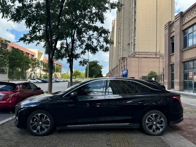 Hongqi E-QM5 — Фото автомобиля 3