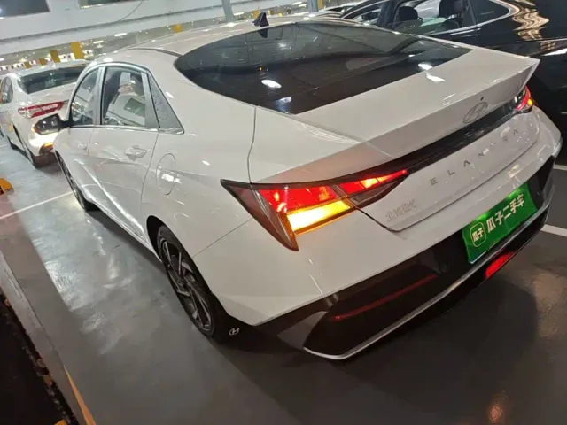 Hyundai Elantra — Фото автомобиля 4