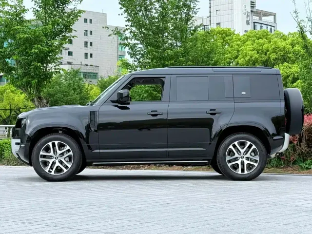 Land Rover Defender — Фото автомобиля 2