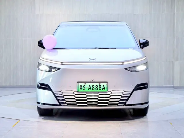 Xpeng X9 — Фото автомобиля 5
