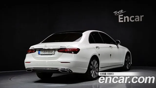 Mercedes-Benz E-Class — Фото автомобиля 2