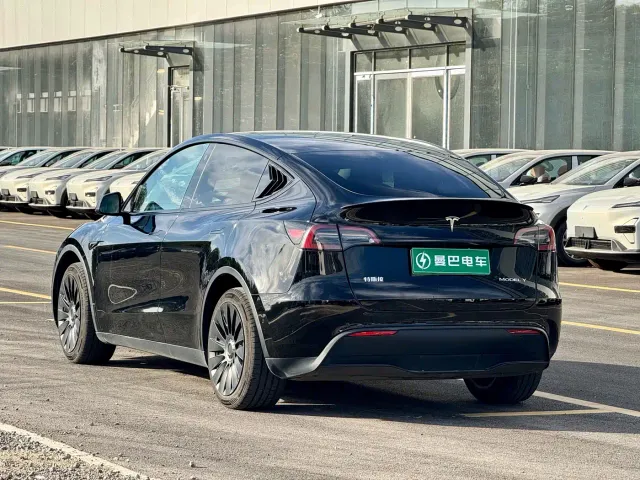 Tesla Model Y — Фото автомобиля 8