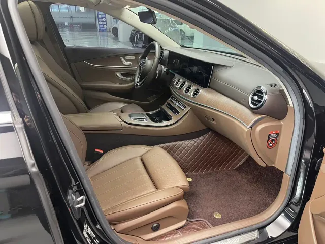 Mercedes-Benz E-Class — Фото автомобиля 23